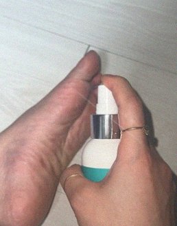발에 미스트 뿌리는 모습